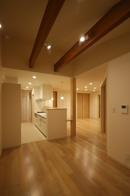 食堂の梁&スポットライト