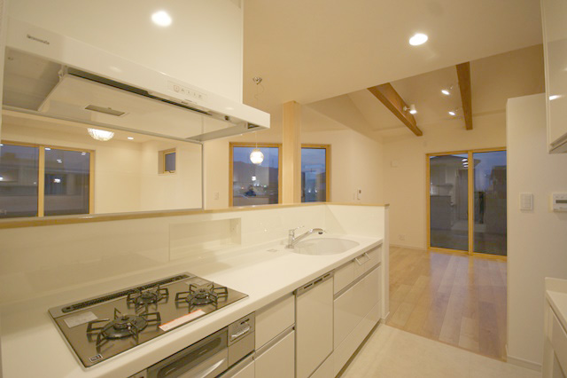 ホワイトカラーで統一キッチン